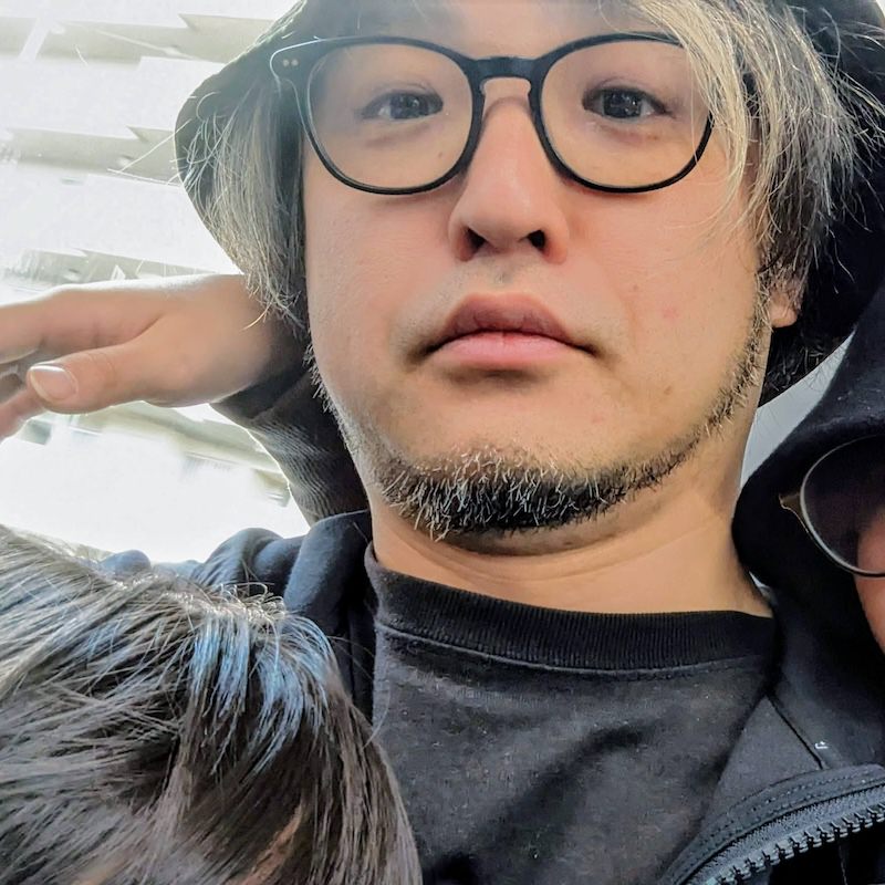masuP9の写真。メガネ、ひげ、黒のハット。