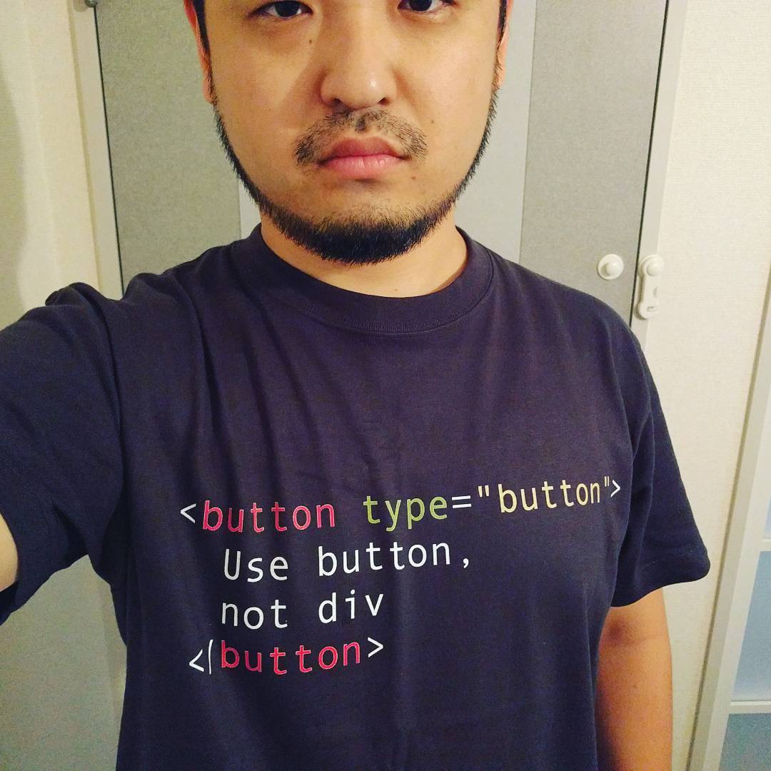 Use button, not divと書かれたTシャツを着た自撮り写真